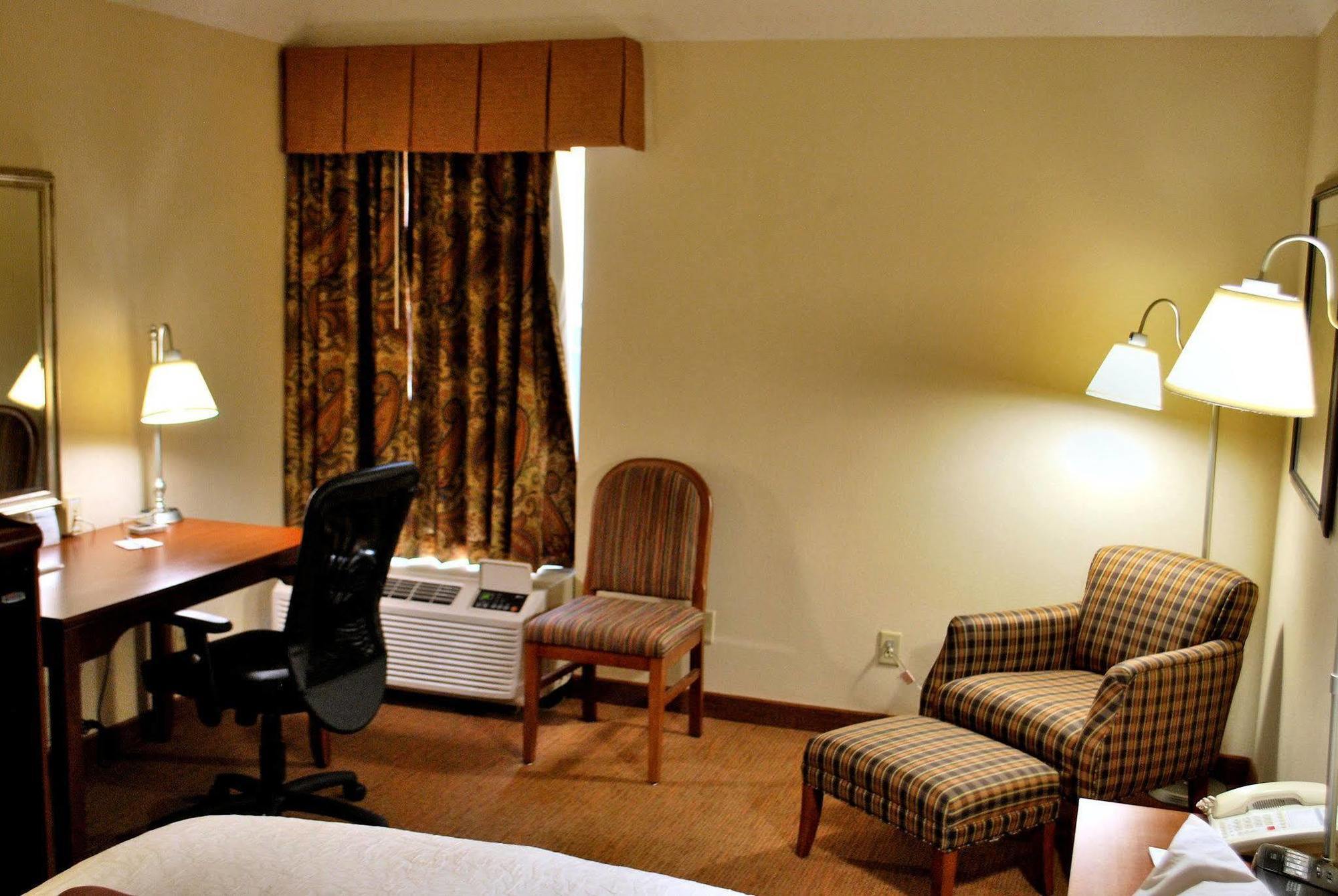 Hampton Inn Raleigh Capital Blvd North Номер фото